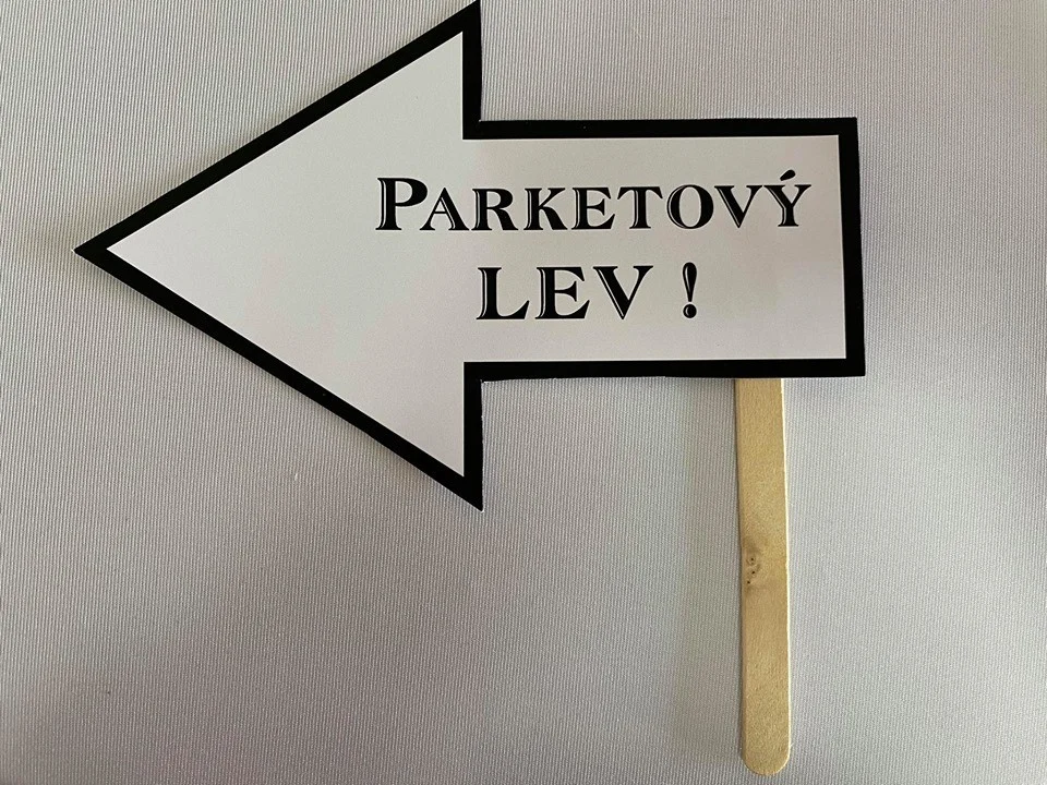 Papierová rekvizita- PARKETOVÝ LEV!